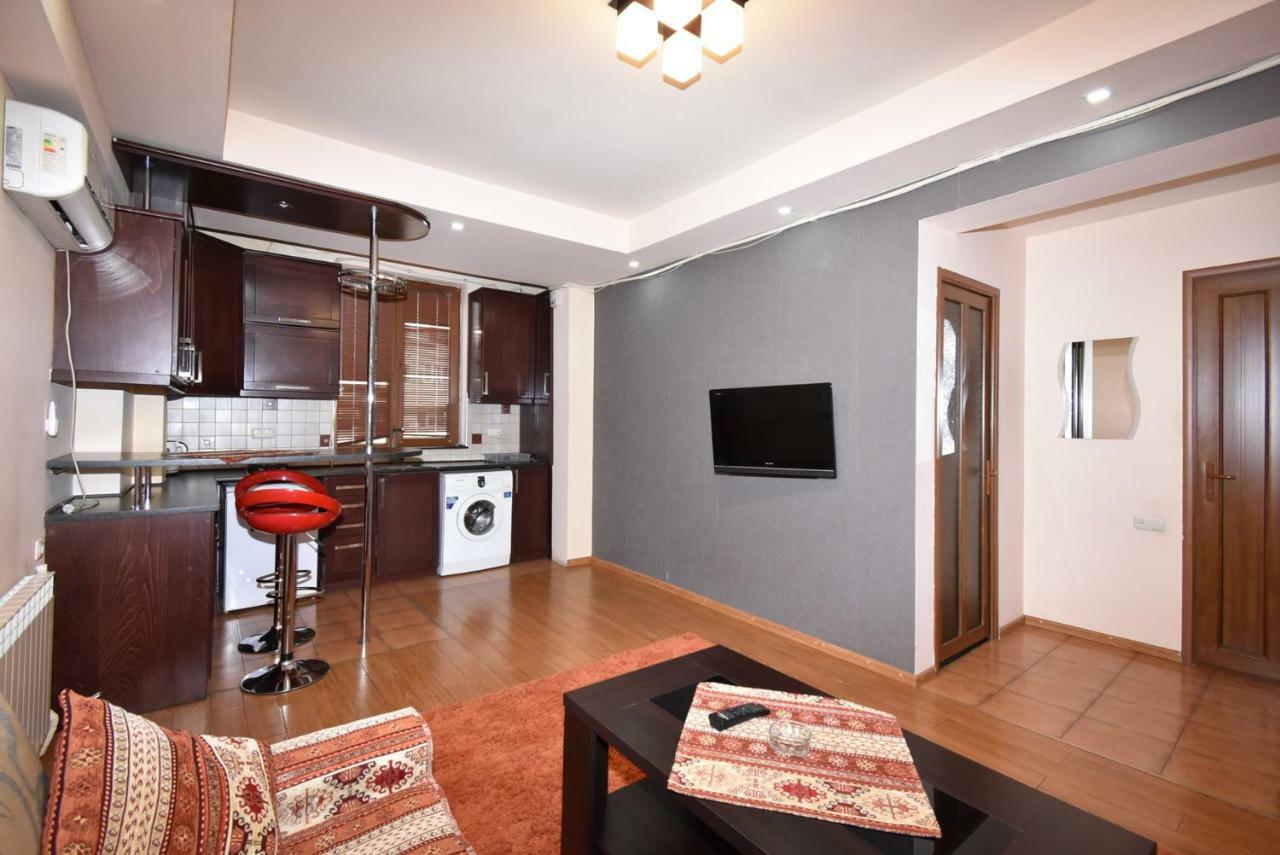 Apartments In Center Of Yerevan,Koghbatsi 1A Street Exterior photo