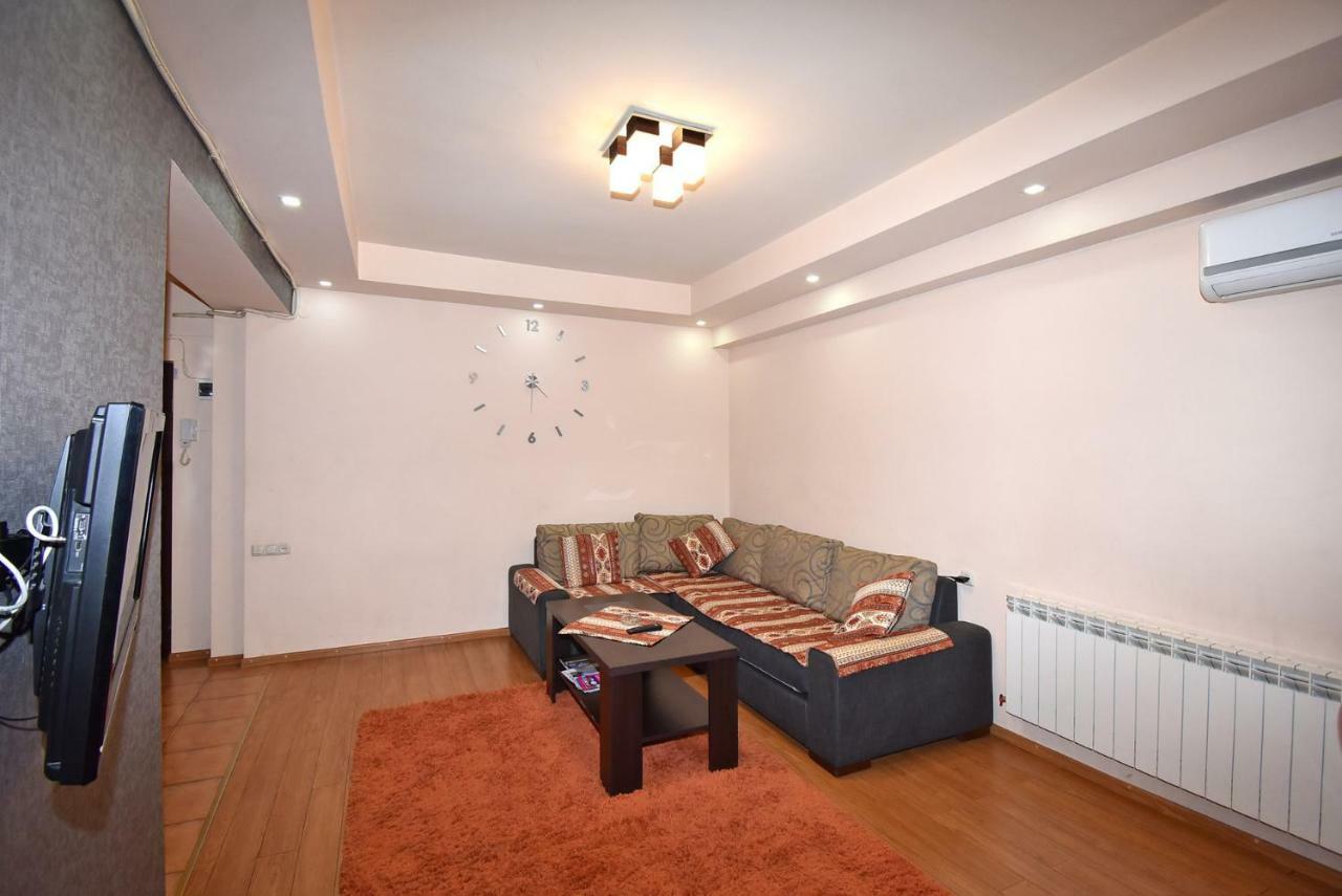 Apartments In Center Of Yerevan,Koghbatsi 1A Street Exterior photo